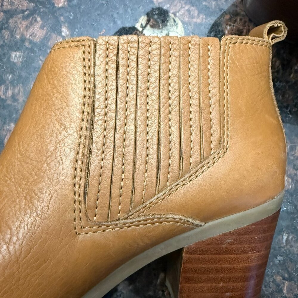 Marc Fisher ankle booties - tan leather upper - In amazing shape! - Picture 10 of 11